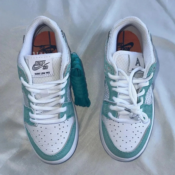 Nike SB Dunk low pro “april” size 12 childrens NIB - Picture 2 of 10